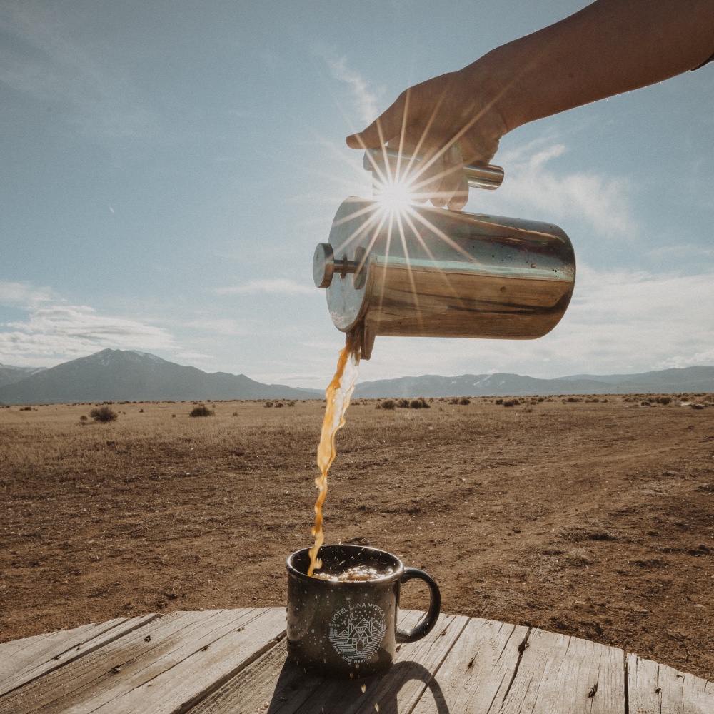 I drink coffee first thing in the morning.I wake up with my cup.